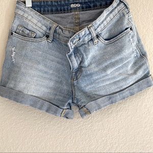 BDG Mid Rise Light Wash Denim Shorts (26W)